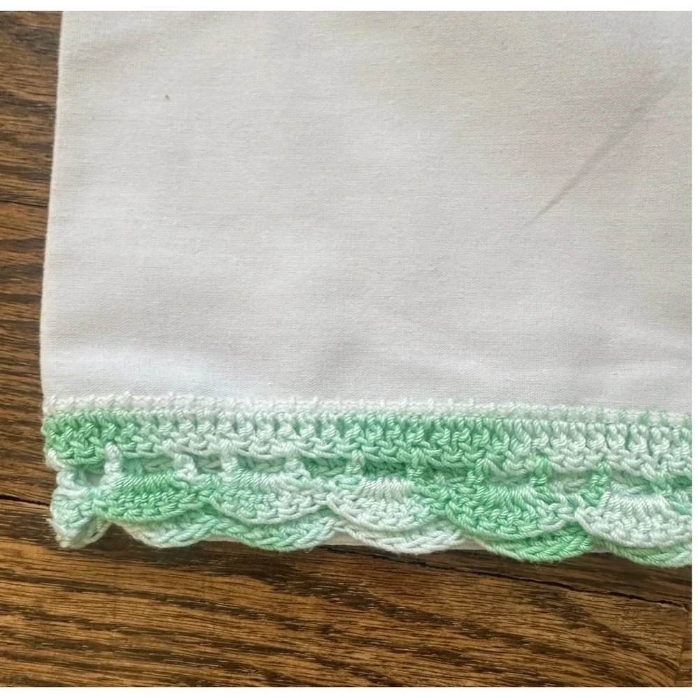 NWOT Hand Embroidered Cross Queen 2 Pillowcases White Floral Lace Trim Vintage